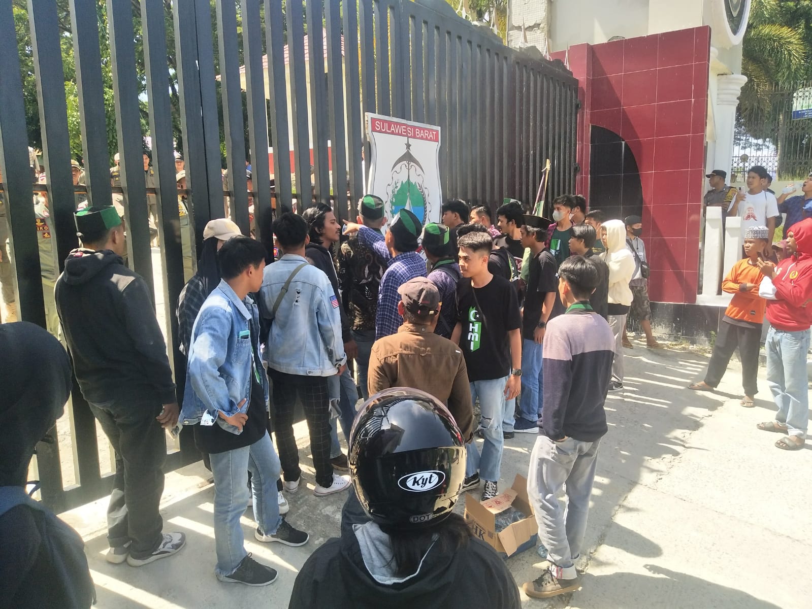 Unjuk Rasa di Kantor Gubernur dan DPRD Sulbar, HMI Cabang Mamuju Desak Pencabutan Izin PT WKSM di Mateng